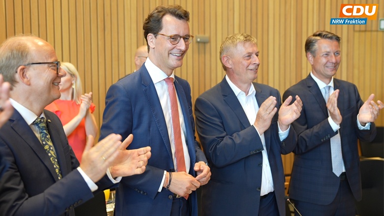 Erste Fraktionssitzung der 18. Wahlperiode Erste Fraktionssitzung Kuper Wüst Löttgen Kerkhoff feierlich