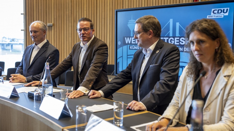 Von links: Klaus Brisch, Fachanwalt für Informationstechnologierecht, CDU-Fraktionsvize Gregor Golland, Markus Hartmann, Oberstaatsanwalt und Leiter der Zentral- und Ansprechstelle Cybercrime Nordrhein-Westfalen, und Dr. Christine Schröder, Richterin am L