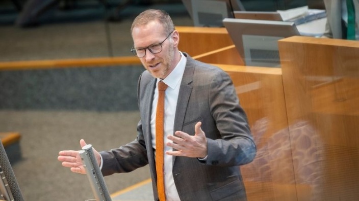Jan Heinisch bei seiner Rede im Landtag NRW zur IW Studie