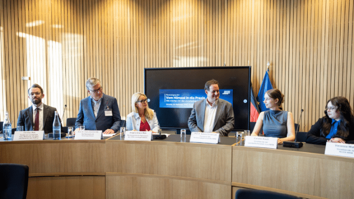Thorsten Schick, Angela Erwin in Experten für das Thema Jura Studium stehen am Podium im Fraktionssaal der CDU-Landtagsfraktion NRW anlässlich des Werkstattgespräches zum Jura Studium